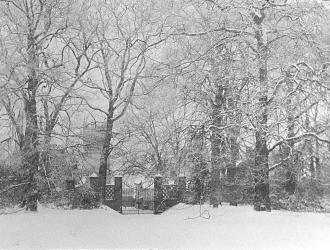 Gates in situ c1910 6x4 cropped